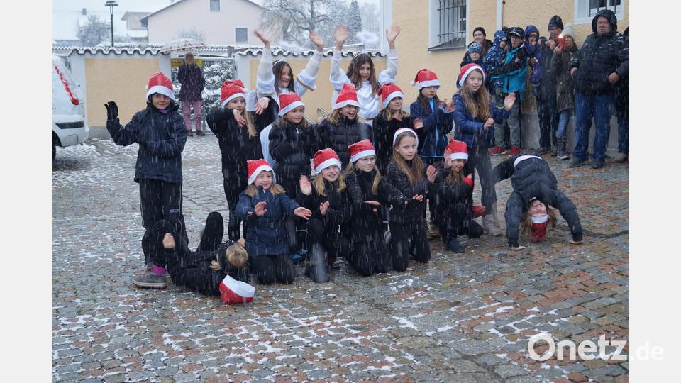 Die 14 jungen Mädchen der Tanzgruppe &quot; New Generation Kids &quot; hatten einige Tänze mit Weihnachtmusik umgarten Liedern den Gästen spitzenmäsig vorgeführt. Bild: slh