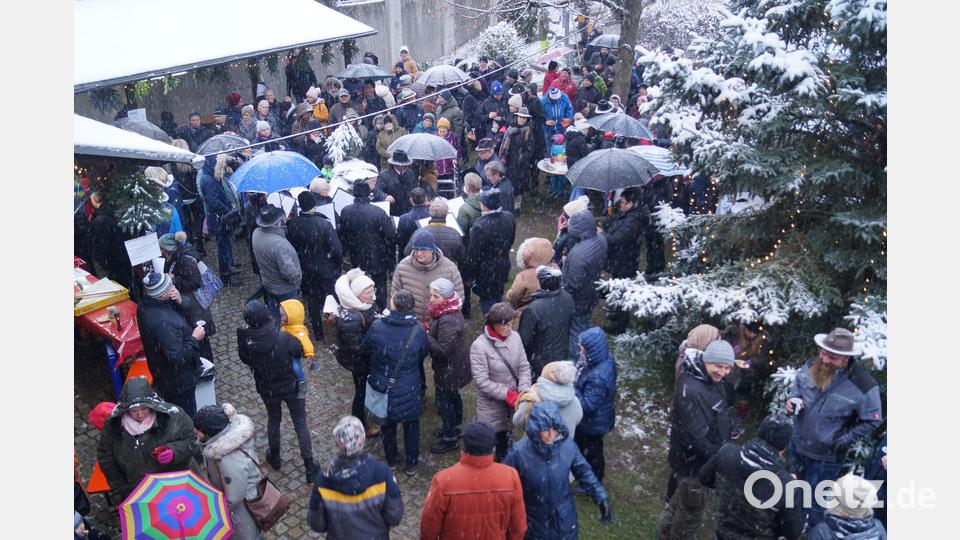 Stimmgewaltig wie eh und je brachte der Männergesangverein Gemütlichkeit Weihern, Advents.- und Weihnachtslieder zum besten für die Gäste und Besucher. Bild: slh