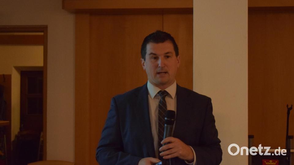 Sehr ausführlich erläuterte Bürgermeister Martin Schwandner die Entwicklung der Gemeinde. Bild: bnr