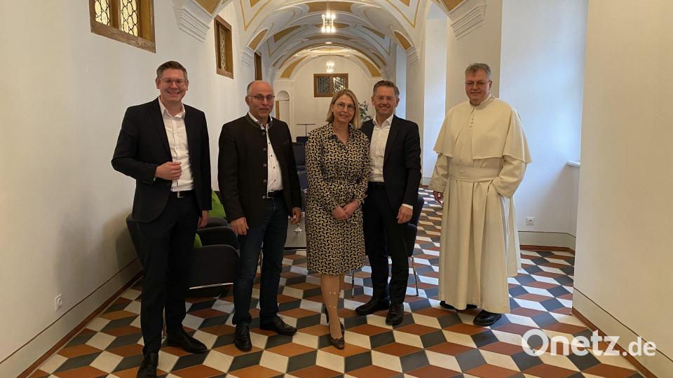 Elisabeth Fichtner soll als neue Geschäftsführerin der Internationalen Begegnungsstätte ein Konzept für den Wissenschaftsstandort Speinshart entwickeln. Auf die Zusammenarbeit freuen sich die stellvertretenden Fördervereinsvorsitzenden Florian Prosch und Albert Nickl (von links), Prior Pater Adrian Kugler (rechts) und Vorsitzender Tobias Reiß. Bild: do