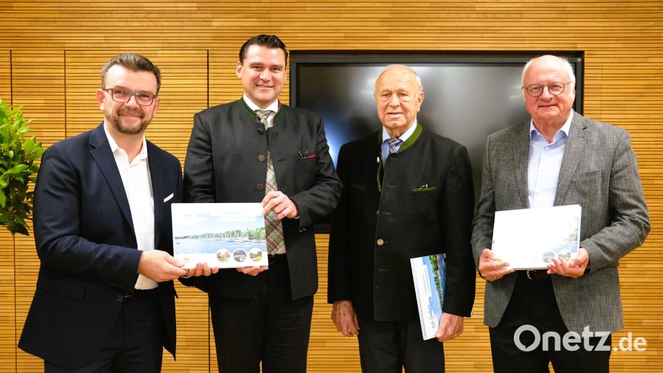 Herausgeber Jochen Müller (links) überreichte das neue Landkreisbuch an Landrat Thomas Ebeling und dessen Vorgänger Hans Schuierer und Volker Liedtke (von links). Bild: Hirsch