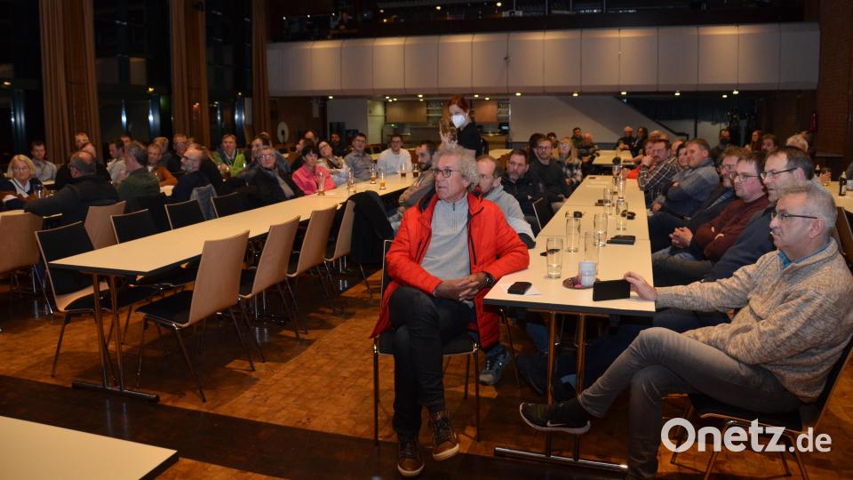 Rund 80 Zuhörer, darunter auch Stadträte und Bedienstete, kamen zur Bürgerversammlung in die Stadthalle. Bild: dob