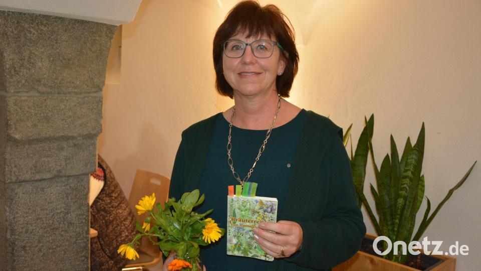 Kräuterführerin Petra Stark bei ihrem Vortrag im Schafferhof in Konnersreuth. Bild: jr