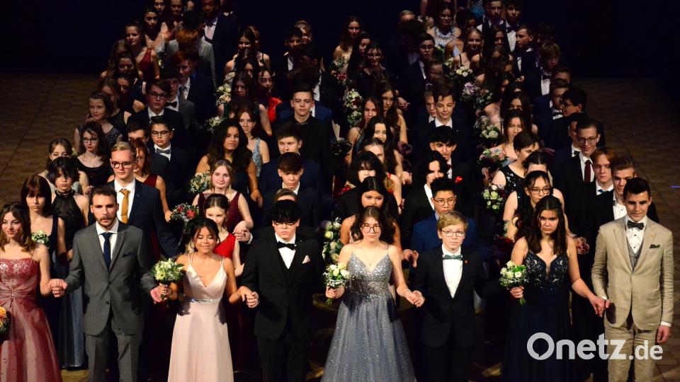 Am Samstag zogen 62 Tanzpaare in einer feierlichen Polonaise in den Saal der Max-Reger-Halle ein. Bild: Kunz