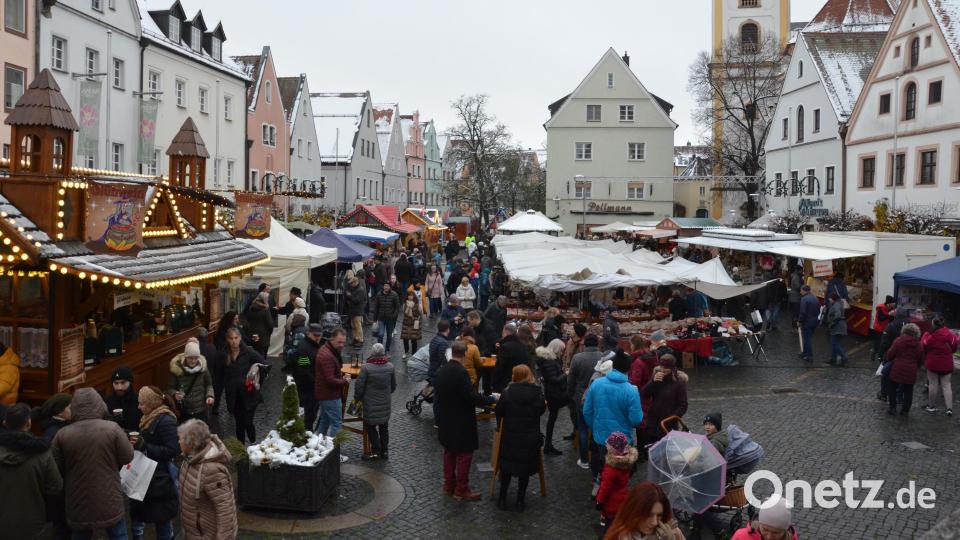 Am Kathreinsonntag, dem ersten seit 2019, tummelten sich zahlreiche Menschen in der Weidener Fußgängerzone. Bild: Kunz