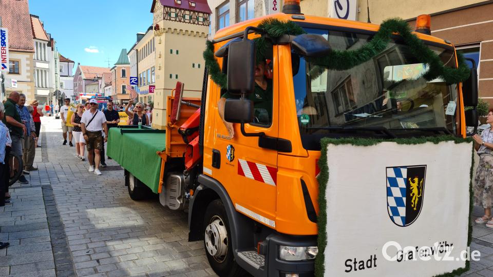 Eine Abordnung der Stadt bildete als nächster Gastgeber im Sommer mit Wasserturm am eigenem Wagen den Abschluss des Festzugs des Kulturfest der Oberpfälzer in Schwandorf. Bild: sne