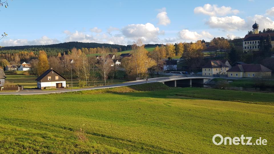 Nach eineinhalbjähriger Bauzeit wurde nun die Kreisstraße in Böhmischbruck vor wenigen Tagen für den Verkehr freigegeben. Bild: dob