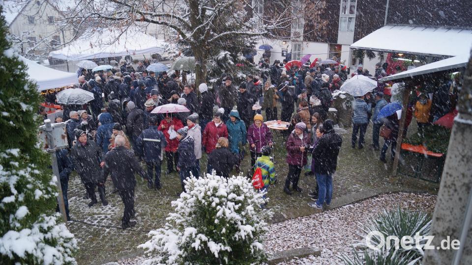 Gleich zu Beginn des Adventbasars füllte sich der Weiherner Dorfplatz. Bild: slh