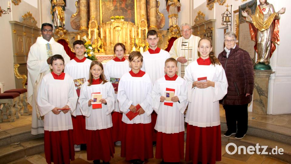 Die neuen Ministranten (vorne, von links) Jonas Kiener, Theresa Mathes, Laurenz Zimmermann, Martin Fronhofer und Leonie Zimmermann verstärken künftig die Ministrantengruppe. Ausgeschieden sind (hinten, von links) Lukas Gillitzer (6 Jahre Ministrant), Sophia Gillitzer (8 Jahre) und Sebastian Stepper (8 Jahre). Mit im Bild Pfarrvikar Pater Savarimuthu Selvarasu (links), Ruhestandspfarrer Max Stigler und Mesnerin Renate Pflug. Bild: Josef Böhm