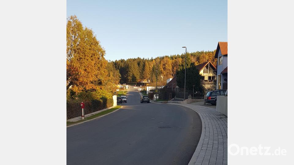 Seit wenigen Tagen läuft der Verkehr auf der Kreisstraße durch Böhmischbruck wieder ungehindert. Bild: dob