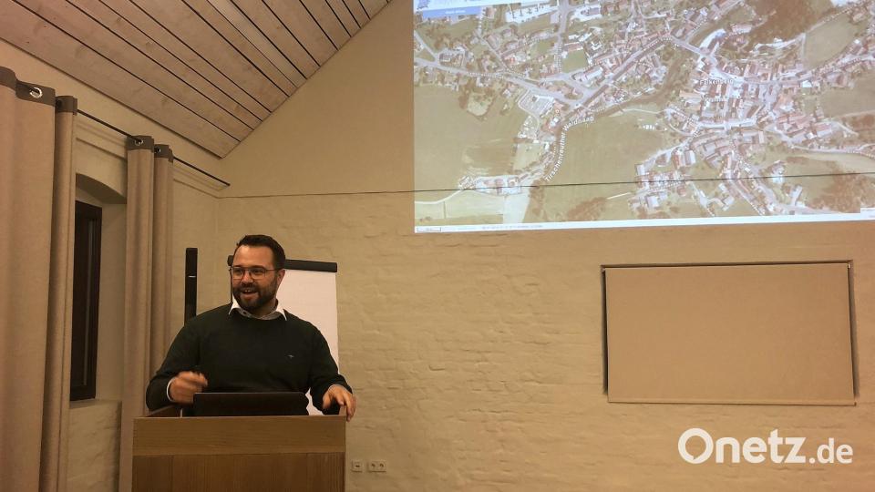 Den Informationsabend im Brauhaussaal des Tagungszentrums leitete Bürgermeister Matthias Grundler. Bild: wro