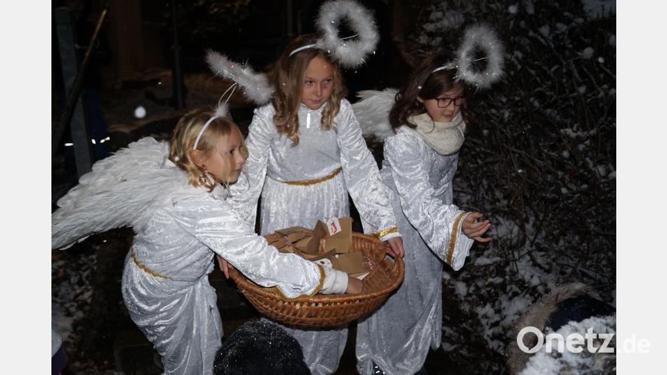 Die Weiherner Weihnachtsengel Elana , Marie und Emma überraschten die kleinen Besucher mit Geschenken. Bild: slh