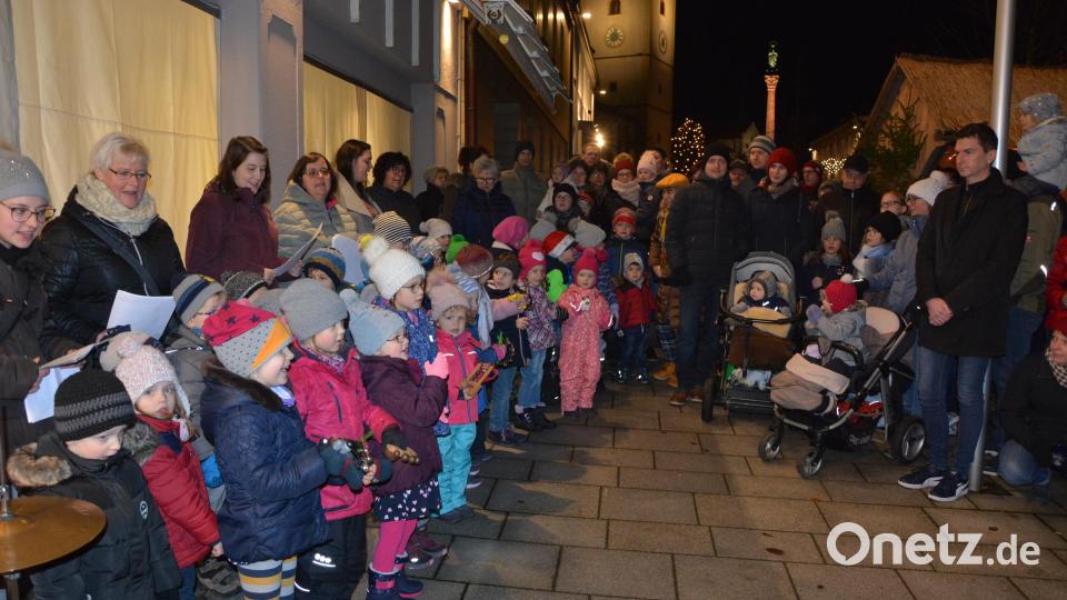 Großer Beliebtheit in Mitterteich erfreute sich über Jahre hinweg die Reihe „Adventsschaufenster“ – hier im Bild eine Szene aus dem Dezember 2019. Nach der Corona-Pause lädt der Gewerbeförderverein heuer wieder zu der Aktion ein. Zu hören sind jeweils Musikbeiträge, dazu gibt es Speisen und Getränke. Archivbild: jr