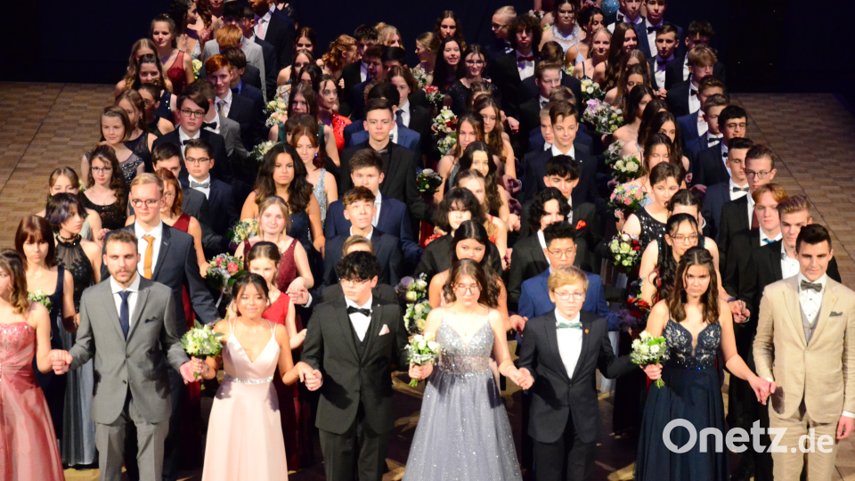 Am Samstag zogen 62 Tanzpaare in einer feierlichen Polonaise in den Saal der Max-Reger-Halle ein. Bild: Kunz