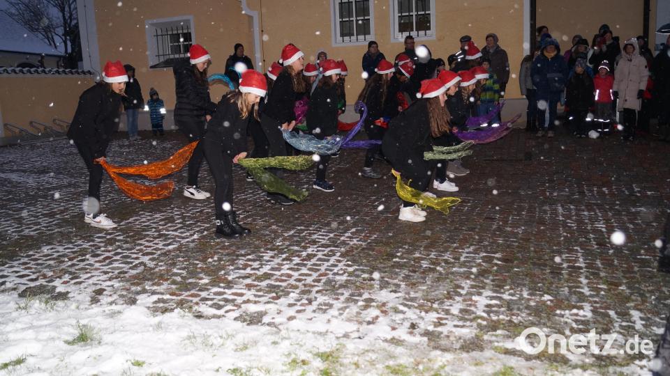 Aus 16 Mädchen besteht die Teen Tanzgruppe, die ebenso Tänze zu Classic Weihnachtslieder erstklssig unter der Leitung von Anna Schönl und Laura Ring vorführten. Bild: slh
