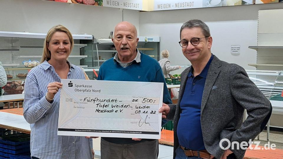 Josef Gebhardt (M.) von der Weidener Tafel freute sich über die Spende von 500 Euro durch Chefarzt Dr. Eberhard Müller und Kerstin Heß. Bild: Kliniken Nordoberpfalz/exb