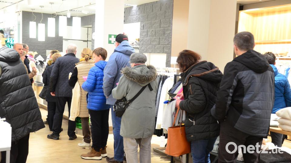 Lange Schlange an der Kasse bei Wöhrl. Bild: Kunz