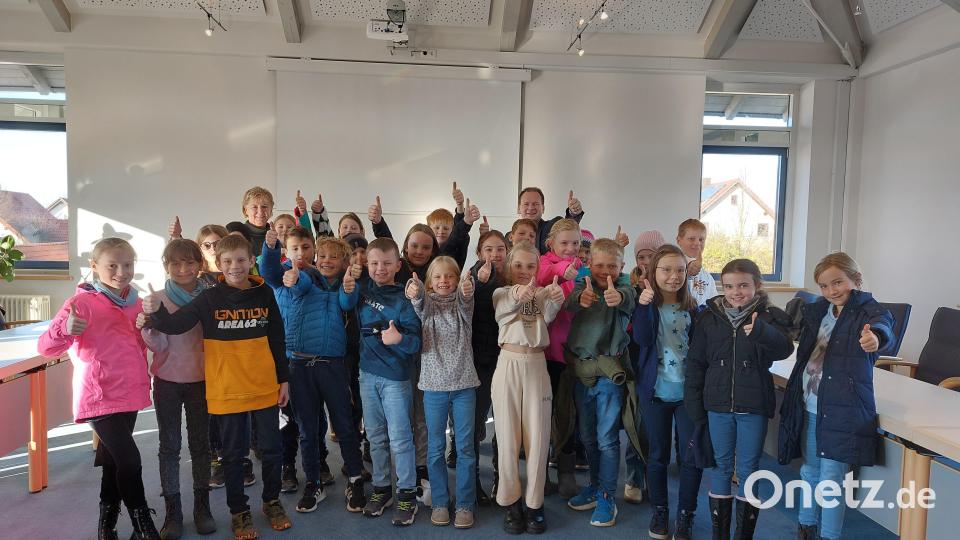 Richtig klasse fanden die Grundschüler der 4a ihren Besuch bei Bürgermeister Christian Porsch (hinten rechts) im Speichersdorfer Rathaus. Bild: ak