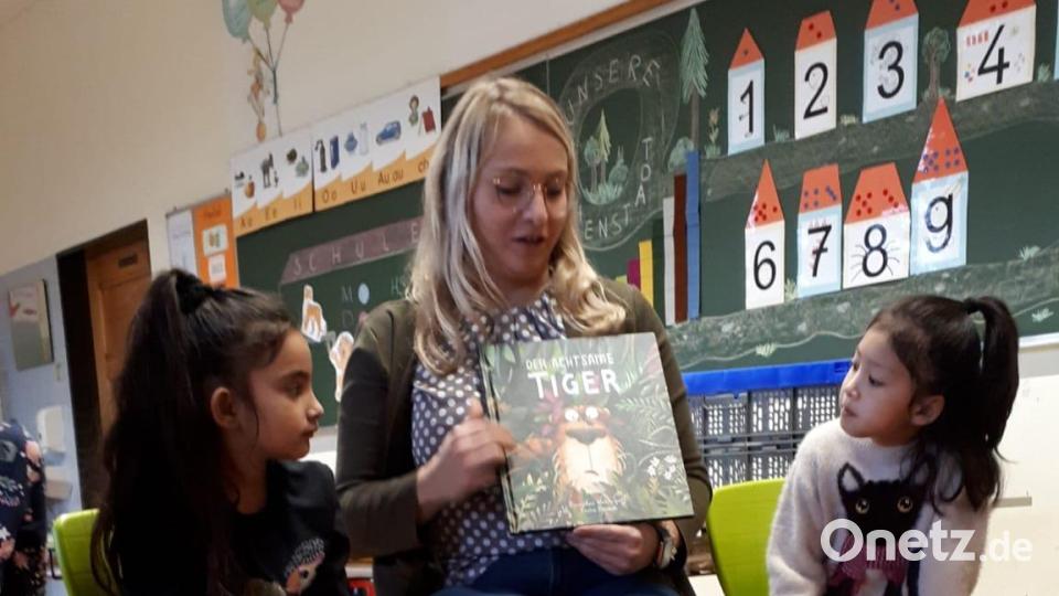 Auch Katja Bloßfeldt, Leiterin des Johanniter-Kinderhauses und Mitglied des Stadtrats Waldsassen, war unter den Vorleserinnen. Bild: Grundschule Waldsassen/exb