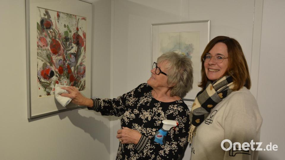 Letzte Hand legen Helga Müller (links) und Angelika Waidhas beim Aufhängen ihrer Kunstwerke an. Bild: jr