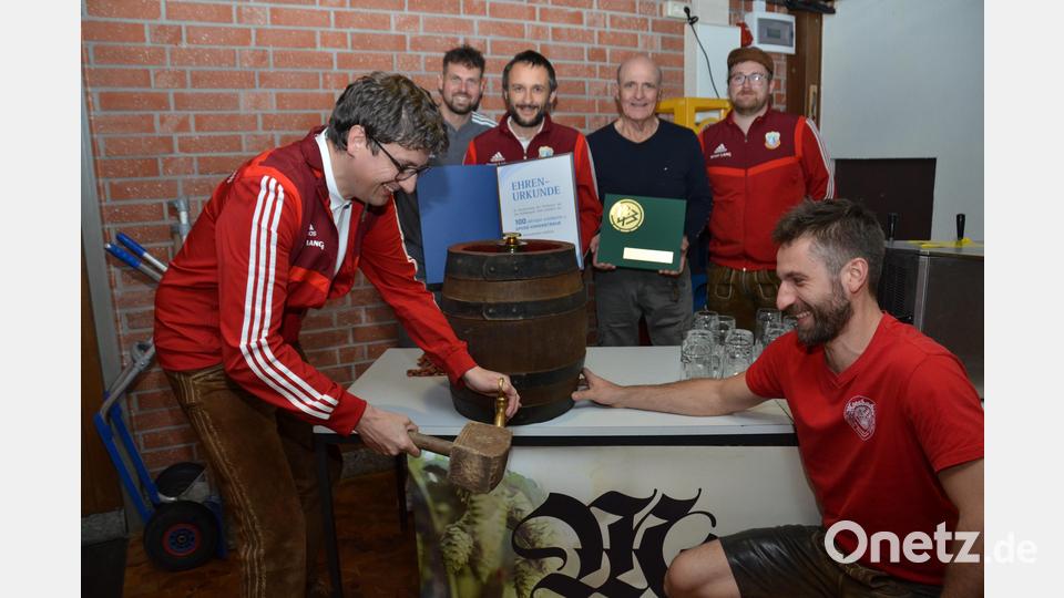 SpVgg-Vorsitzender Uli Münchmeier schlug mit zwei Schlägen gekonnt den Zapfhahn in das Bockbierfass. Braumeister Uli Scheuerer (rechts) staunte nicht schlecht. Daniel Wolfrath (hinten links) als Vertreter des BFV brachte einen 500-Euro-Gutschein und ein Jubiläums-Relief für den Fußballclub als Erinnerung für die 100-Jahrfeier mit. Bild: dob