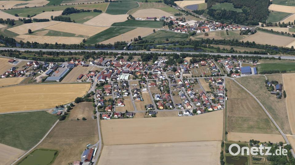 Die Autobahn A93 (Bildmitte) trennt Wölsendorf von der Naab. Bei Hochwasser könnten jedoch Teile des Ortes durch einströmendes Naabwasser und den Vetterlbach überflutet werden. Bild: akp