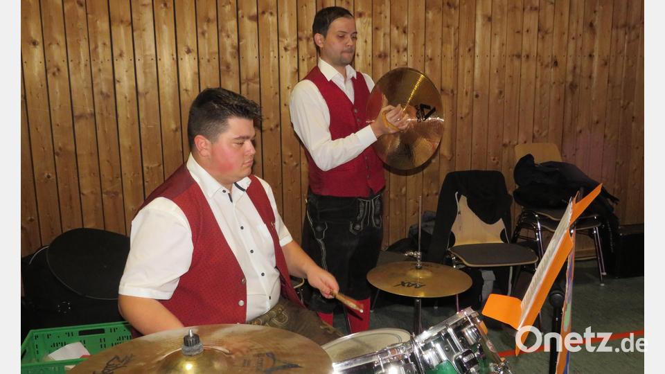 Ein fulminantes Jubiläumskonzert bieten die vier Blaskapellen in Parkstein. Mit dabei sind auch Julian Reischl und Michael Schricker (von links) von den &quot;Neuhauser Boum&quot;. Bild: adj