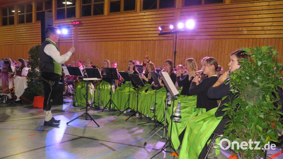Ein fulminantes Jubiläumskonzert bieten die vier Blaskapellen in Parkstein. Mit dabei sind auch die &quot;Stiftländer J &amp; B Waldsassen&quot;. Bild: adj