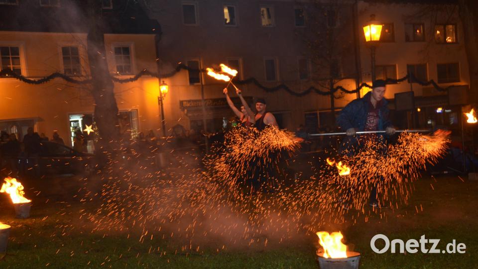 Eine spektakuläre Hochzeits- und Romantik-Feuershow zauberten die Tänzer der Waidhauser Gruppe &quot;Public Surprise&quot; bei der Aktion des Mittelständischen Wirtschaftskreises &quot;Vohenstrauß im Kerzenschein&quot;. Die Besucher waren schier begeistert. Bild: dob