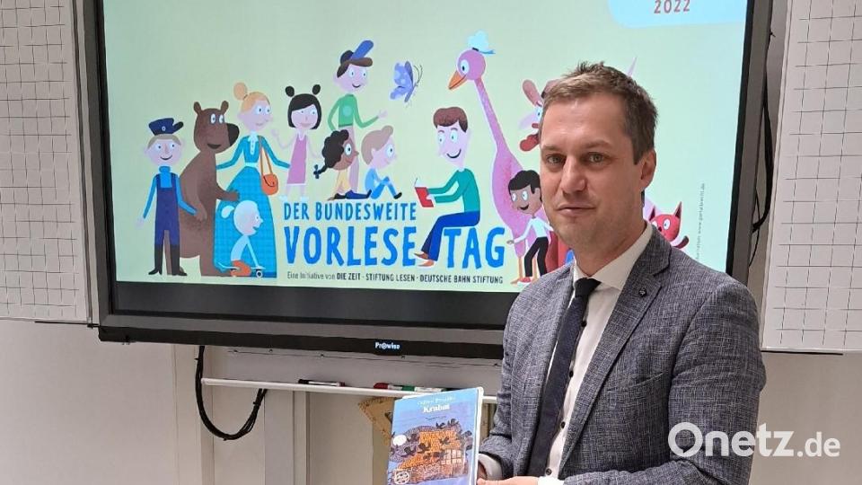 Mit Otfried Preußlers Jugendbuch &quot;Krabat&quot; faszinierte Bürgermeister Wolfgang Söllner die Achtklässler der Fichtelnaabtal-Mittelschule. Bild: jpl