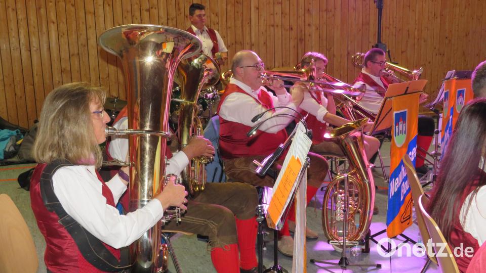Ein fulminantes Jubiläumskonzert bieten die vier Blaskapellen in Parkstein. Mit dabei sind auch die Bläser der &quot;Neuhauser Boum&quot;. Bild: adj