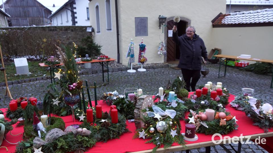 Nach einer kurzen Andacht segnete Pfarrer Reinhard Förster den zum Kauf angebotenen Adventschmuck und die süßen Leckereien. Bild: bkr