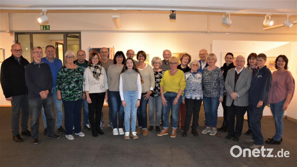 Zahlreiche Mitglieder des Mitterteicher Malkreises und der örtlichen Schnitzer steuern Werke zur Gemeinschaftsausstellung im Museum Mitterteich bei. Die Präsentation unter dem Motto „Holz trifft Leinwand“ ist vom 25.November bis zum 8. Januar zu sehen. Bild: jr