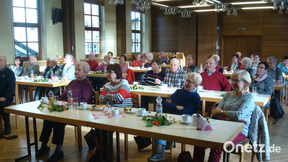 Gespannt verfolgten die Senioren den Ausführungen der Referentin über 150 Jahre Musik in Mitterteich. Bild: wmr