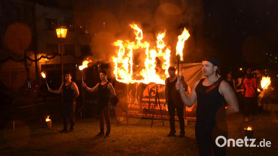 Eine spektakuläre Hochzeits- und Romantik-Feuershow zauberten die Tänzer der Waidhauser Gruppe &quot;Public Surprise&quot; bei der Aktion des Mittelständischen Wirtschaftskreises &quot;Vohenstrauß im Kerzenschein&quot;. Die Besucher waren schier begeistert. Bild: dob