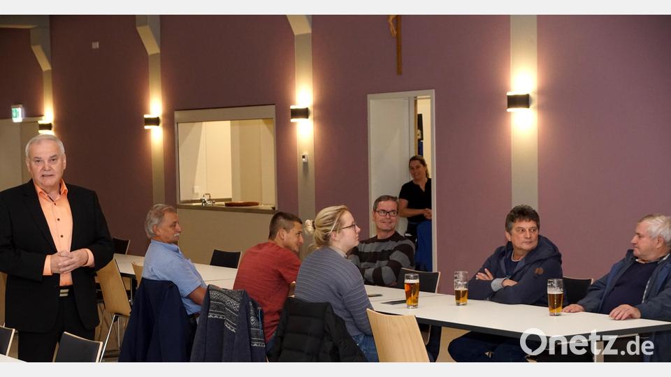 Bürgermeister Günter Kopp (links) zeichnete sich wieder als Zahlengenie aus. Alle Daten hatte er im Kopf parat. Bild: bkr