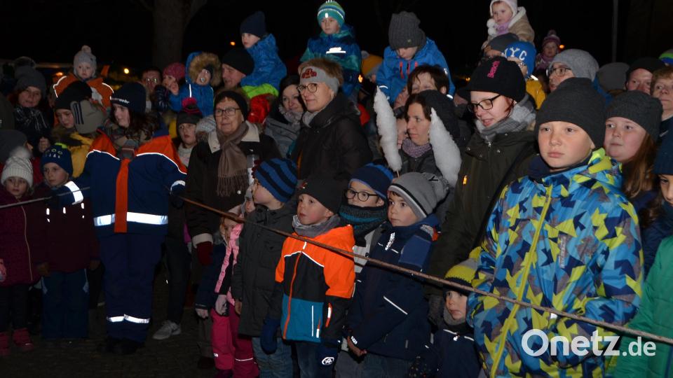 Beim "Romantischen Weihnachtsmarkt" vor dem Rathaus am ersten Adventsonntag werden Besucher eine zauberhafte Stimmung erleben. Archivbild: dob