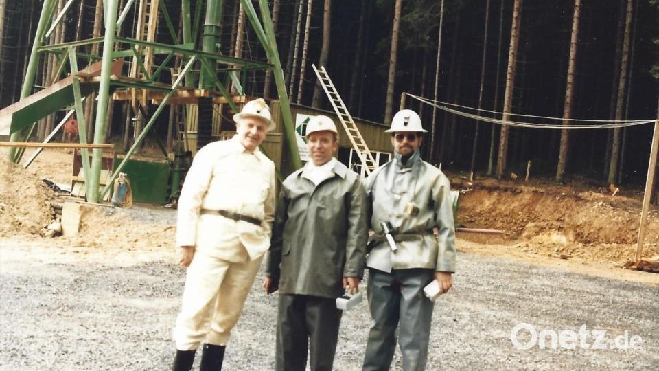 Die Aufnahme aus dem Juli 1977 zeigt (von links): Hans-Wilhelm Bültemann, Oskar Steinfeld und Holger Bültemann. Oskar Steinfeld war Grubenleiter in Mähring und Poppenreuth. Hans-Wilhelm Bültemann war Prospektor bei der Gewerkschaft Brunhilde in Uetze bei Hannover und später Betriebsleiter der Urangruben des Unternehmens. Bild: Holger Bültemann/Sammlung Ferdinand Wagner/exb