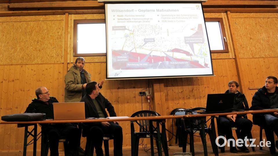 Im Dorfstadel in Wölsendorf wurden die Entwurfsplanungen für den Hochwasserschutz durch die Ingenieursgesellschaft KUBENS und das Wasserwirtschaftsamt Weiden vorgestellt. Bild: akp