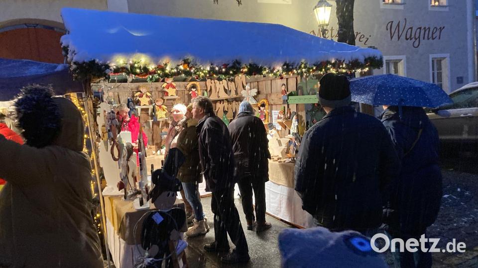 Handgefertigte Holzdekorationen waren beim Markt in Winklarn sehr gefragt. Bild: amö