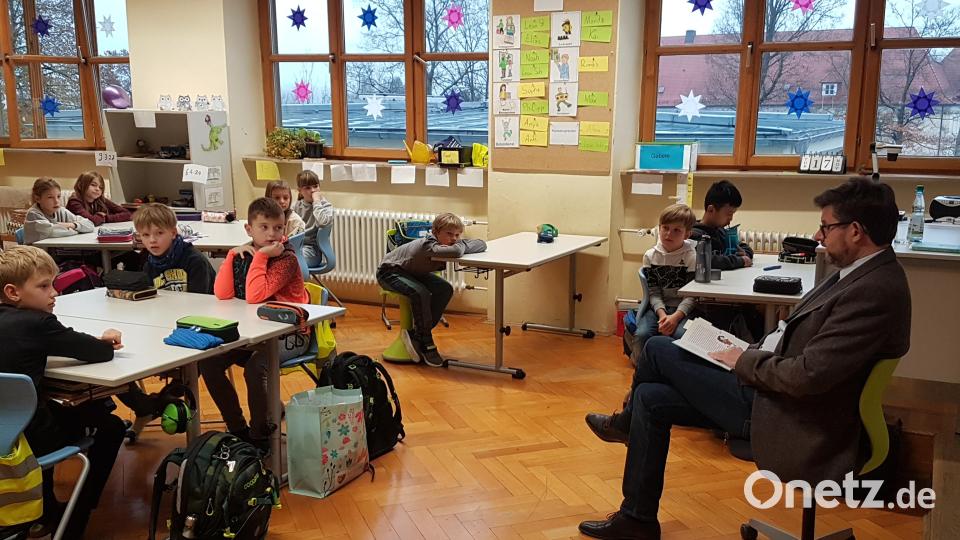 Einziger Mann unter den Gästen, die an der Grundschule Waldsassen aus Geschichten vorlasen, war Schulamtsdirektor Armin Engel. Bild: Grundschule Waldsassen/exb