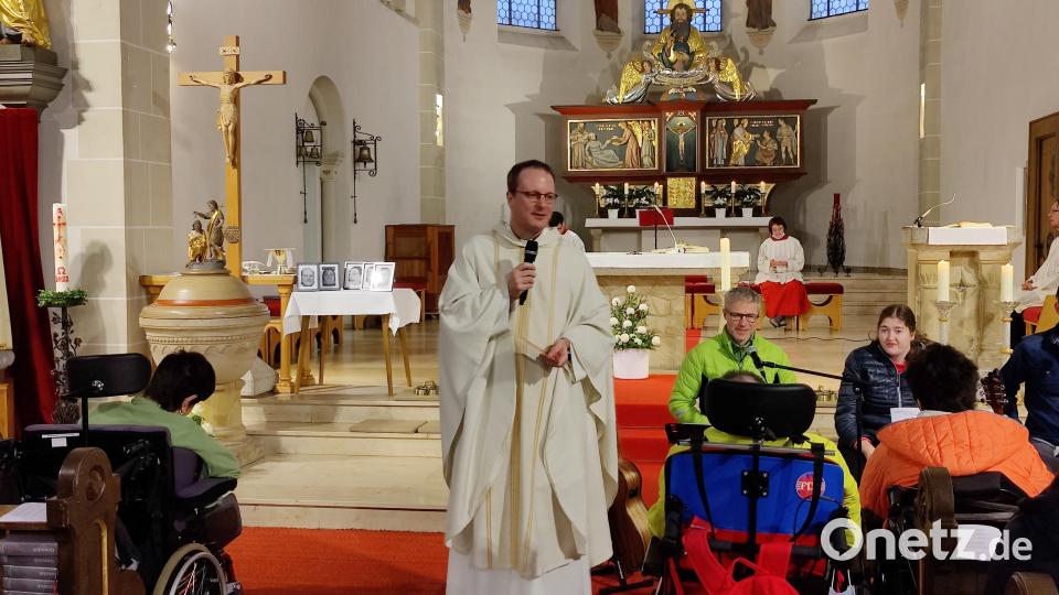 Domkapitular Michael Dreßel, Vorsitzender der Katholischen Jugendfürsorge Regensburg, feierte mit den Mitarbeiterinnen und Mitarbeitern der Stiftlandwerkstätten St. Elisabeth das Patrozinium in der Stadtpfarrkirche St. Jakob. Bild: Silke Schaaf/exb