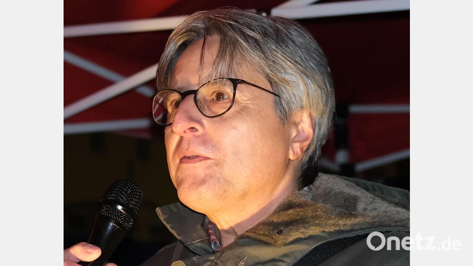 „Wir wollen ein Zeichen setzen gegen Hass und Hetze“. Bündnissprecher Frank Möller bei der Kundgebung des Bündnisses gegen Rechtsextremismus. Bild: Hirsch