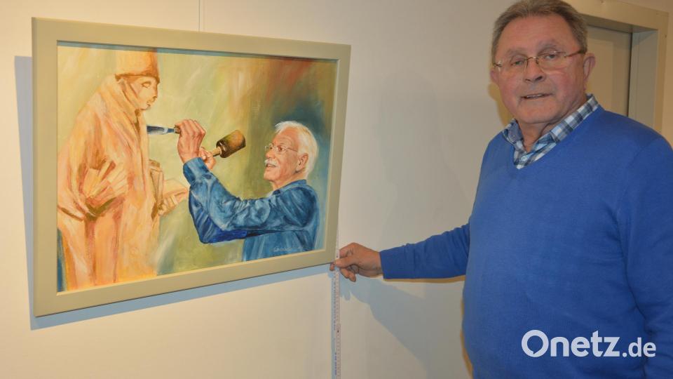 Hans-Günther Pietschmann präsentiert eines seiner neuen Werke. Bild: jr
