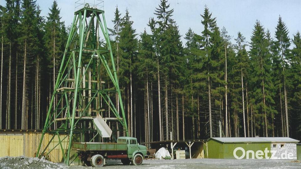 Grube Höhenstein: Dieser Uranuntersuchungsschacht lag östlich von Tirschenreuth, nördlich der Ortschaft Poppenreuth am Waldrand. Ab 1958 erfolgten Untersuchungen durch die Gewerkschaft Brunhilde und die Feststellung einer Anomalie am Höhensteinweg bei Poppenreuth. 1977 wurde der Untersuchungschacht Höhenstein niedergebracht. Ende der 1980er Jahre wurde die Grube stillgelegt. Bild: Ferdinand Wagner/exb