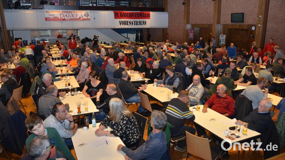 An 41 Tischen versuchten die Schafkopffreunde die Höchstpunktzahl zu erreichen. Mit einem Danke-Banner grüßten die Fußballer ihre Gäste in der Stadthalle. Bild: dob