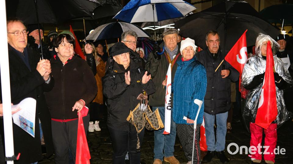 Das "Bündnis gegen Rechtsextremismus" rief zu einer Gegendemonstration auf. Trotz des schlechten Wetters fanden sich 200 Teilnehmer am Schwandorfer Marktplatz ein. . Bild: Hirsch
