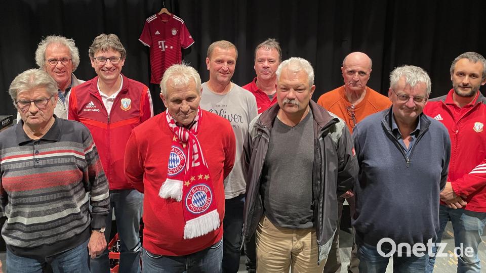 Richard Grasser aus Weiden band sich einen Bayern-Schal um und siegte. Die Gewinnprämie in Höhe von 500 Euro war ihm sicher. Peter Windisch aus Gößweinstein (Vierter von rechts) und Sigi Lehner aus Burgtreswitz (Fünfter von links) teilten sich die Gewinnsumme von 300 und 200 Euro kameradschaftlich, da sie die gleiche Punktzahl erreichten. Alfred Kowal aus Altenstadt (links) blieb an diesem Abend wenigstens der Trostpreis. Bild: dob