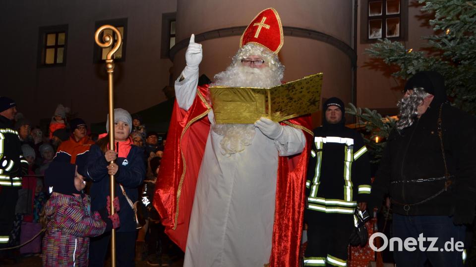 Beim "Romantischen Weihnachtsmarkt" vor dem Rathaus am ersten Adventssonntag werden Besucher eine zauberhafte Stimmung erleben. Natürlich schaut auch der Nikolaus vorbei. Archivbild: dob