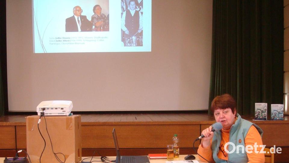 Monika Beer-Helm vom Arbeitskreis Heimatpflege informierte den Seniorenkreis mit einem Diavortrag über das musikalische Geschehen in Mitterteich. Bild: wmr